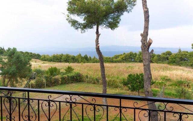 Sea view apartment with a big garden