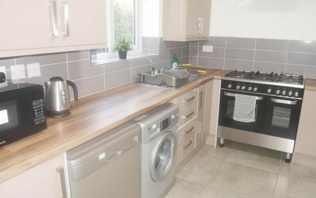 NEW Sleek 6BD Kensington Home Close to City