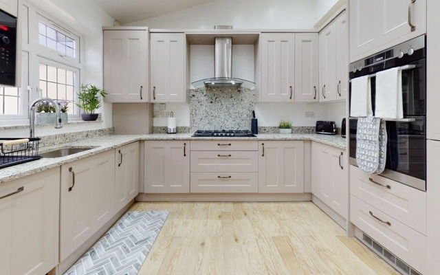 Charming 5-bed House in Romford