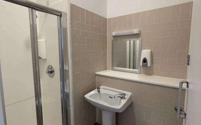 Leevin Hostel George