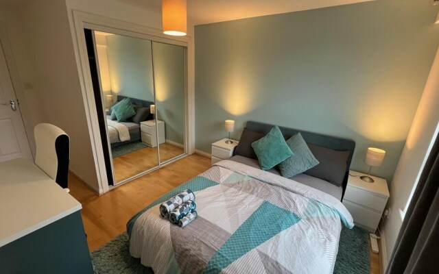Spacious Modern 2BR Apartment Near City Center