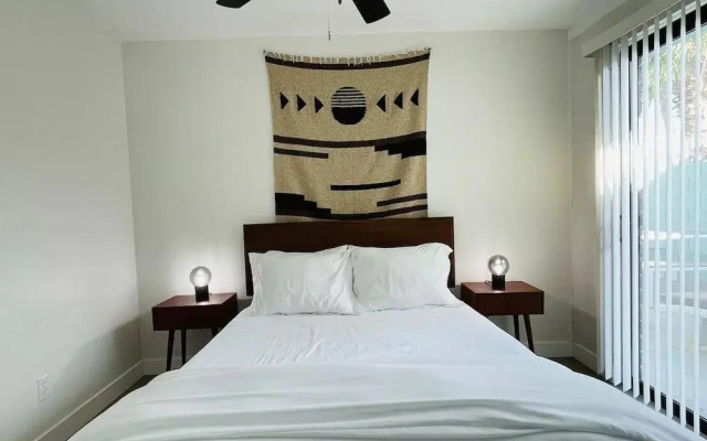 Walkable OTS Mid Century Condo-Pool