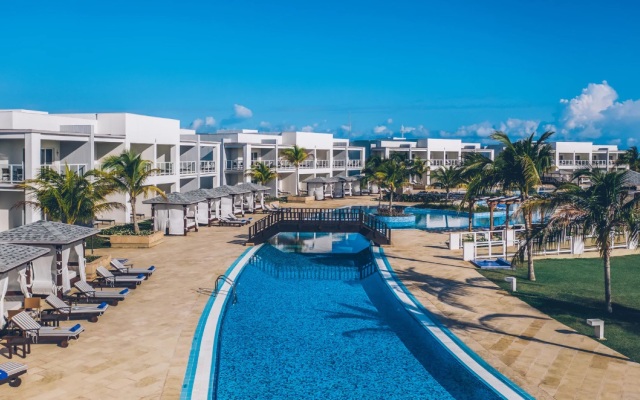 Gran Muthu Almirante Beach