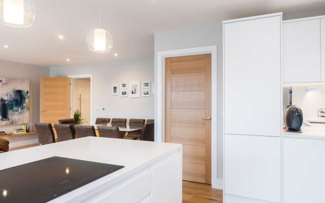 Stylish new Home With Parking - King Beds Garden