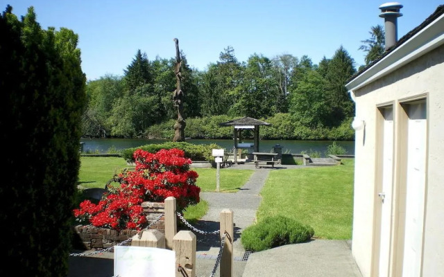 Campbell River Lodge by Riverside