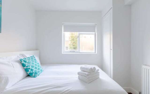 Radiant and Roomy 2BD Flat - Fulham!