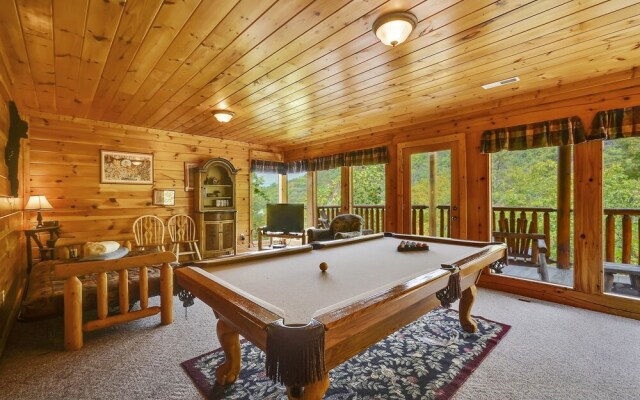 Spacious Cubby Bear Cabin with Private Hot Tub by Redawning