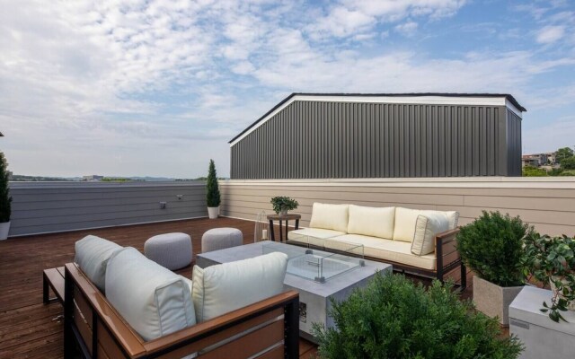 Domio Sylvan Park Modern 4BR Balcony