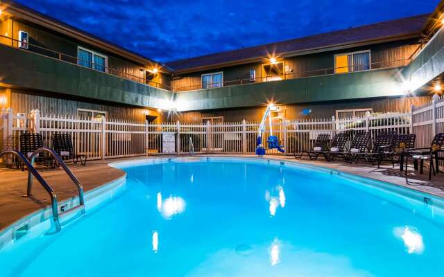 RiverTree Inn & Suites