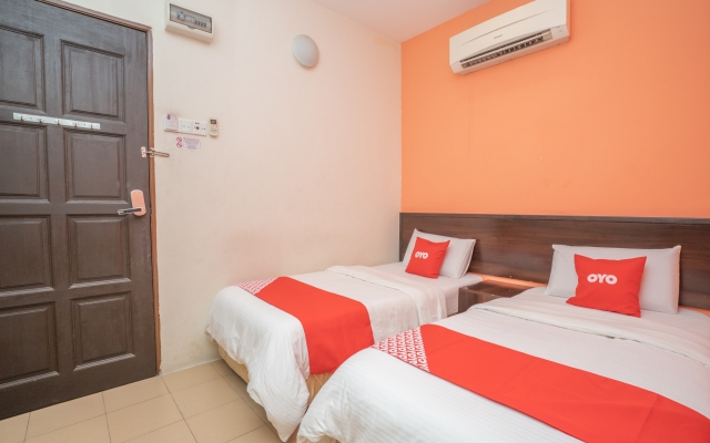OYO 44078 The Island Hotel