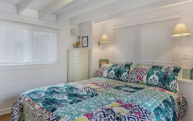 Located in Seaside - Sleeps 4
