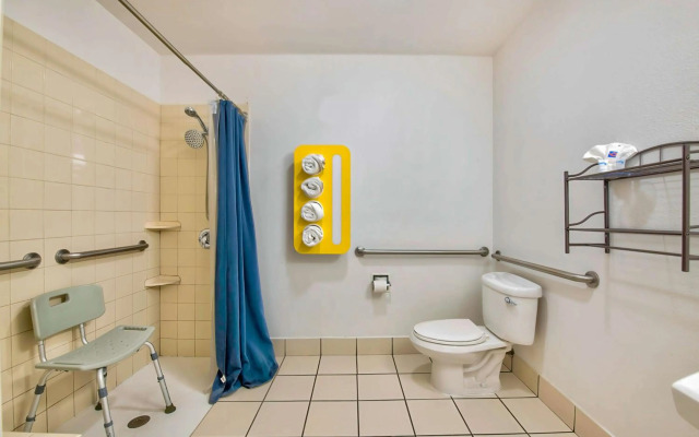 Motel 6 Eagle Pass, TX - Lakeside