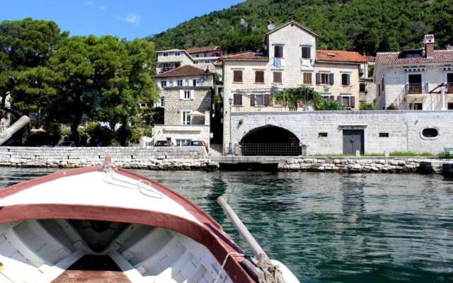 Sunny Port Apartment & Rooms
