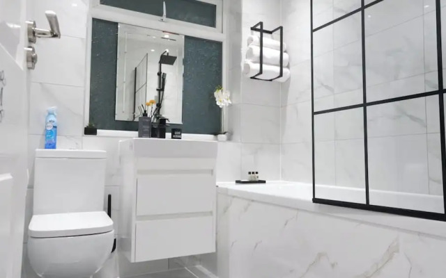 Modern House - 3 Bedrooms - 1 Bath - Mancity