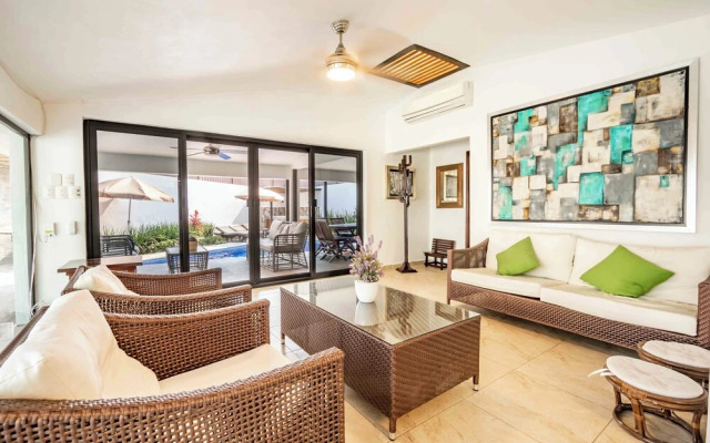 Spacious House Pool & Jacuzzi