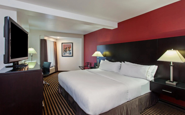 Holiday Inn Express & Suites Hollywood Walk Of Fame