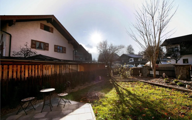 Sunlit Garden & Mountain Apartment