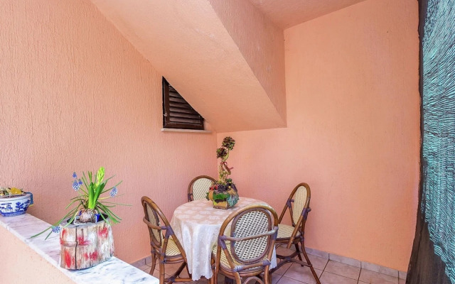 Studio Apartment in Liznjan With Shared Pool