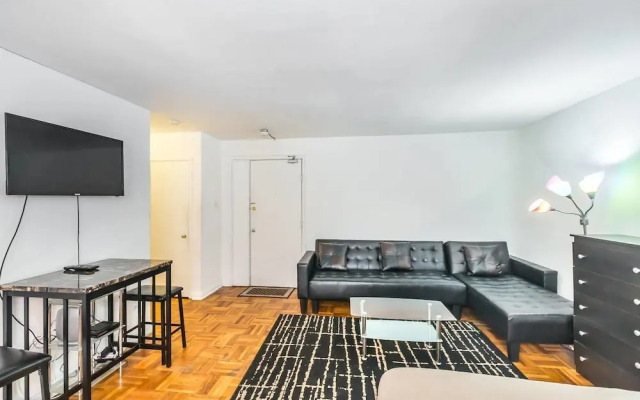 Magnificent Condo at Leaside - 10 Mins to Downtown