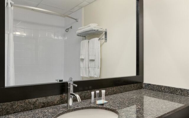 Travelodge by Wyndham Kingston LaSalle Hotel