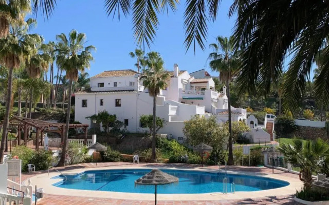 Casa con terraza y hermoso jardín comunal