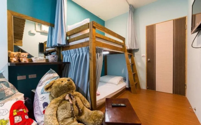 Sunrise Champs Hostel