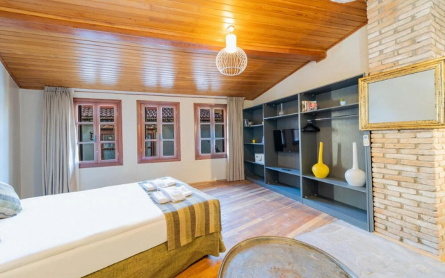 Mesmerizing Hotel Room Near Hadrian s Gate