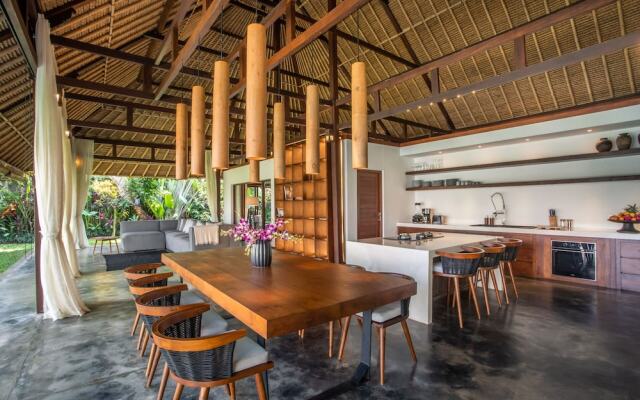 Luxury Jungle Villa, 3 BR, Ubud With Staff