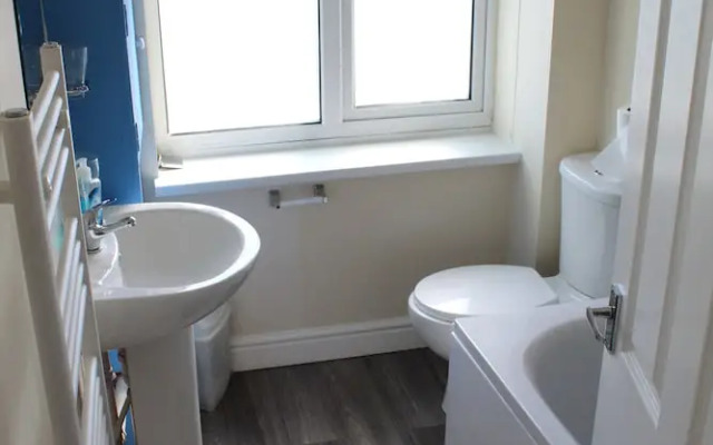 New 4 Bedroom Coventry House Sleeps 7