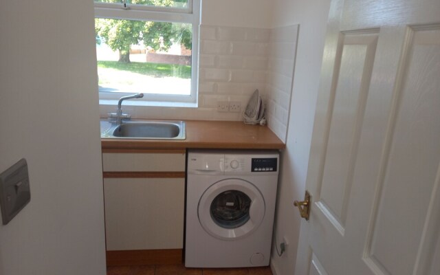 Leominster 3 Bedroom House, Parking Garden Private