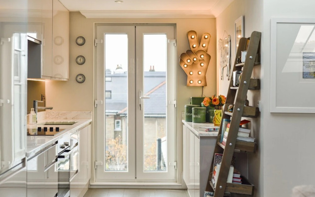 Stylish Family Home Close To Ealing Common