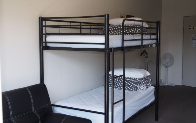 Sow and Piglets Guesthouse - Hostel