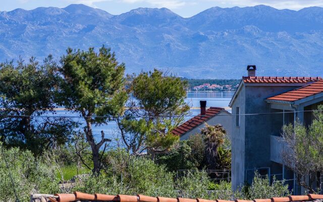 Apartment Matkos - with garden and terrace A1 Nin, Zadar riviera