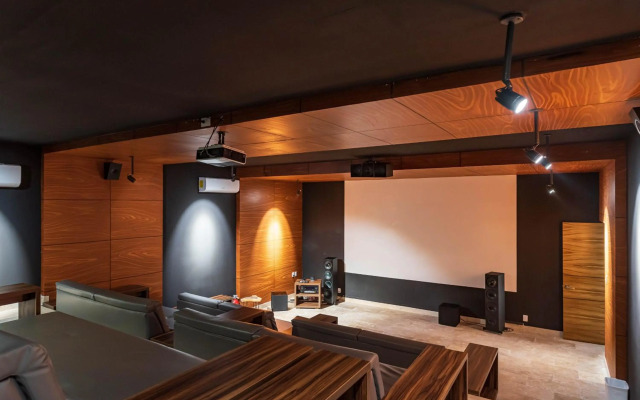 Ultra Luxury Condo, Rooftop Pool and HIGH SECURITY, Viva Residence