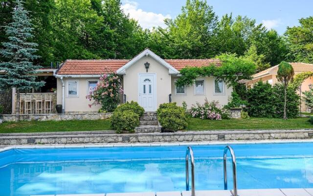 Luxury Green Oasis Villa With Pool!