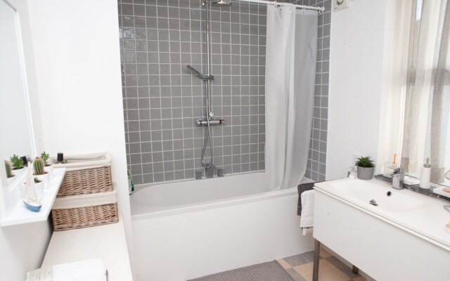 Charming 1 Bedroom House Close to City Centre