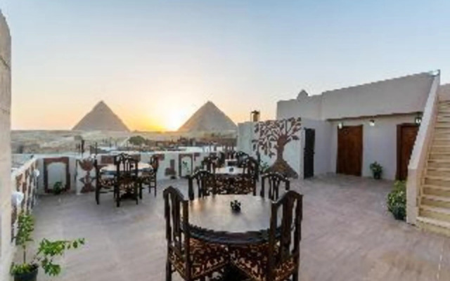 Pyramids Height Inn