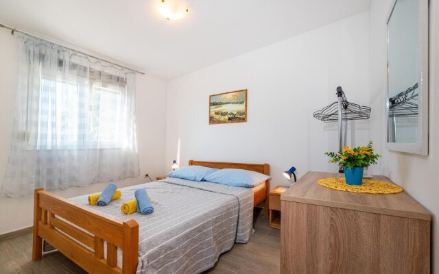 Amazing Home in Rovanjska With 4 Bedrooms, Jacuzzi and Wifi