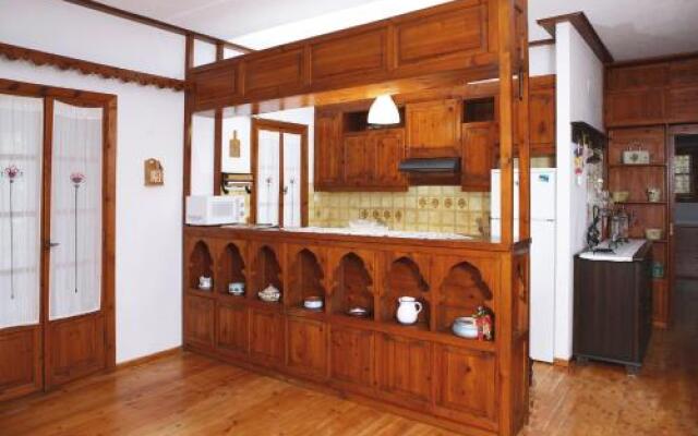Squirrel Beach Front Villa, Metamorfosi