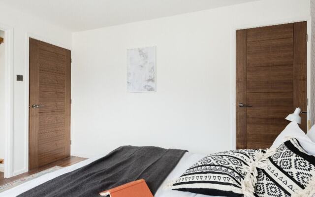 The Jericho Terrace House - 2BD + Parking