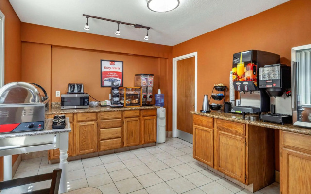 Econo Lodge Hays I-70