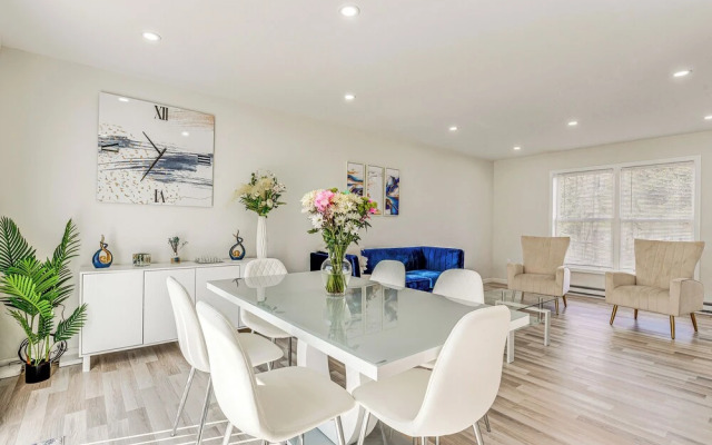 Chic Coolbaugh Township Getaway w/ Hot Tub!