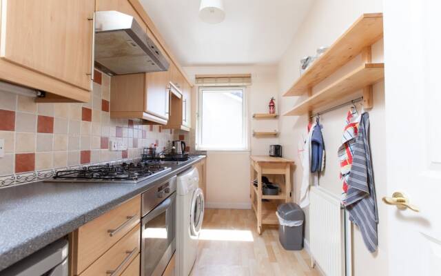 Bright, Modern 2BR Flat for 3 With Parking