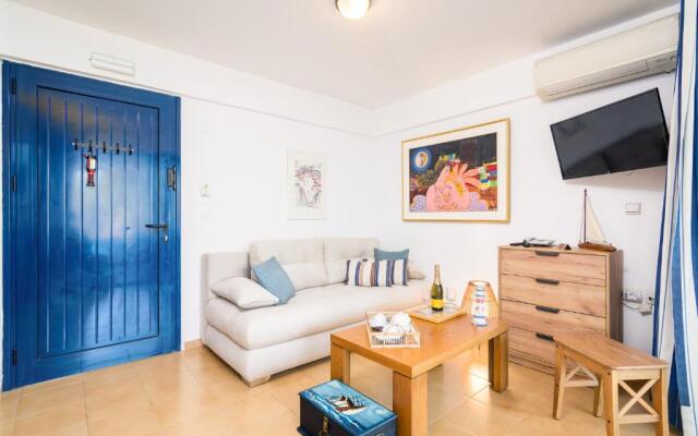 Blue & White Velvet 20m from the beach
