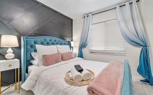 Coastal Retreat Stylish 4 BDR w/ Private Pool!