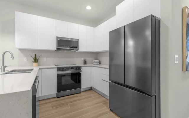 Upstay - Modern Family Townhome With Pool
