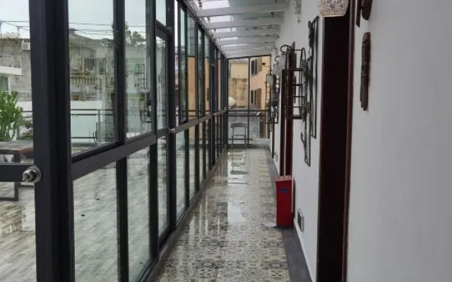 There is an inn in Sanya lane