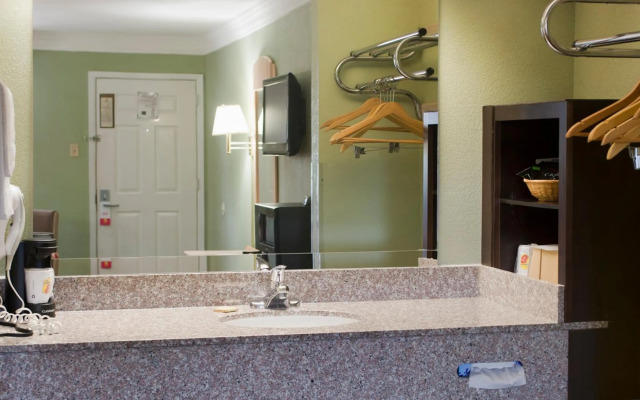 Motel 6 Marshall, TX