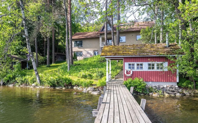 Lakefront House with 5 BR and Sauna