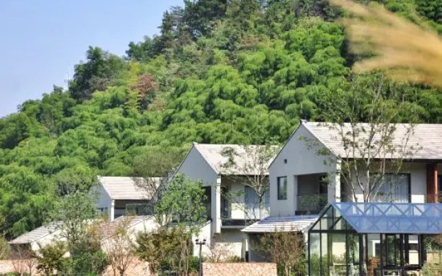 Amber Cloudia Villa Resort